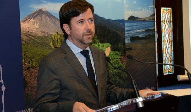 Carlos Alonso admite que el Cabildo participará en una aerolínea si Ashotel "da el paso"