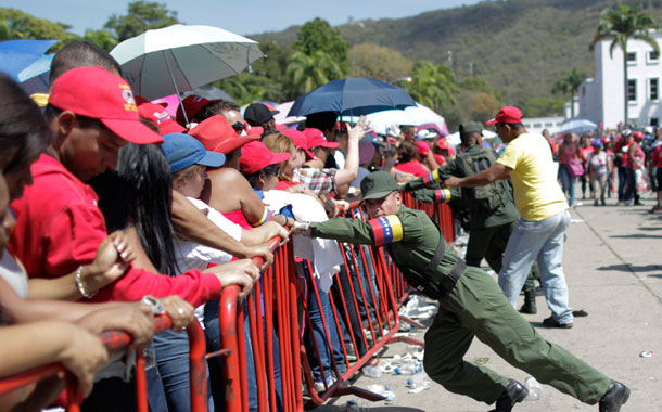 Miles de simpatizantes del presidente de Venezuela, Hugo Chávez, hacen fila en los alrededores de la Academia Militar para despedir al líder fallecido. / EFE