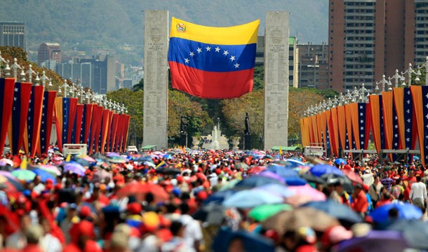 Cientos de miles de venezolanos dan el último adiós a Hugo Chávez