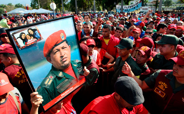 Miles de simpatizantes del presidente de Venezuela, Hugo Chávez, hacen fila en los alrededores de la Academia Militar para despedir al líder fallecido