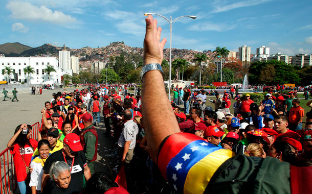 Miles de simpatizantes del presidente de Venezuela, Hugo Chávez, hacen fila en los alrededores de la Academia Militar para despedir al líder fallecido. / EFE