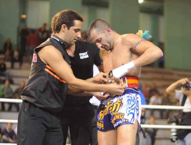 David Rodríguez pone el cinturón a Dani Rivero. / SERGIO MÉNDEZ