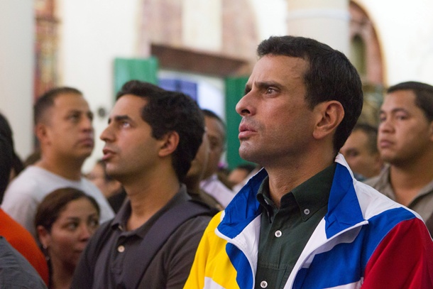El candidato opositor, Henrique Capriles, en una misa de Semana Santa en Petare, en el estado de Miranda. / EFE