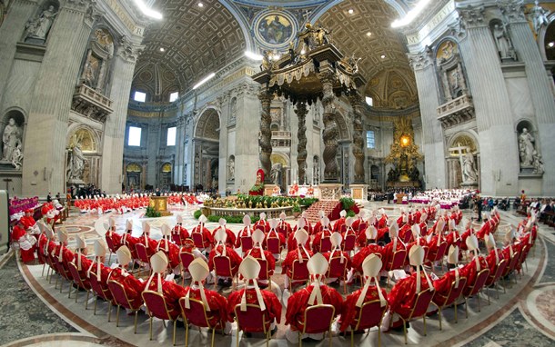 Imagen cedida por el periódico del Vaticano 'Osservatore Romano' de los cardenales en la basílica de San Pedro concelebrando la misa votiva 'Pro eligendo Pontifice'. | OSSERVATORE ROMANO (EFE)