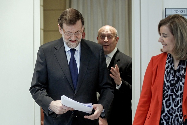 El presidente del Gobierno, Mariano Rajoy, acompañado por los ministros de Educación, José Ignacio Wert y Empleo, Fátima Báñez. | EFE