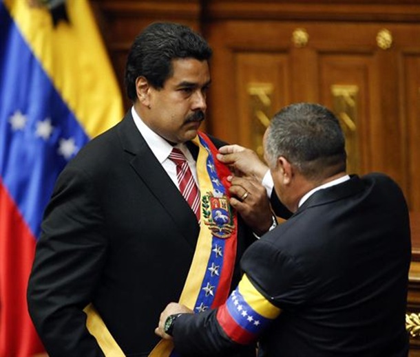 Diosdado Cabello coloca la banda presidencial a Nicolás Maduro. | REUTERS / E.P.