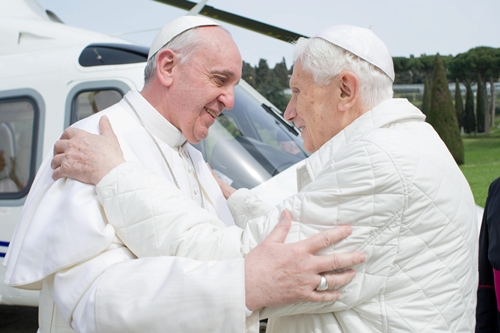 Benedicto y el papa Francisco se han reunido hoy. / EFE