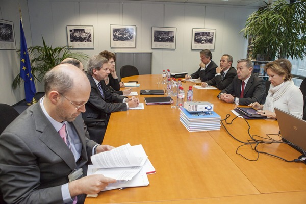 Imagen de la reunión mantenida entre Paulino Rivero y el comisario europeo Johannes Hahn. | DA