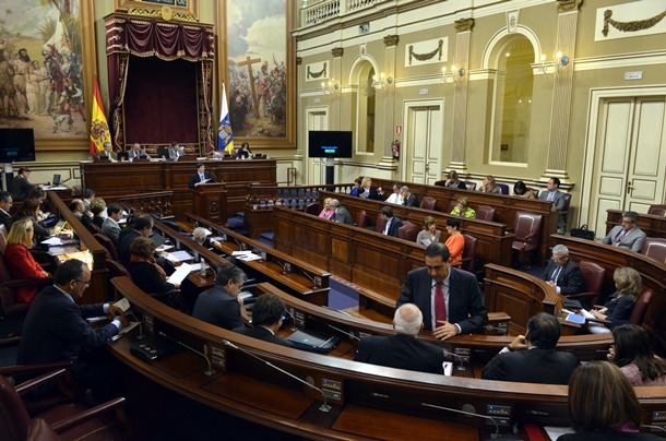 Un pleno del Parlamento de Canarias, que hoy y mañana celebra el debate anual de política general. / M. PÉREZ
