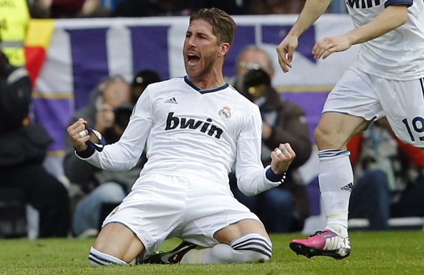 El defensa del Real Madrid, Sergio Ramos, celebra la consecución del segundo gol de su equipo ante el Barcelona. | EFE