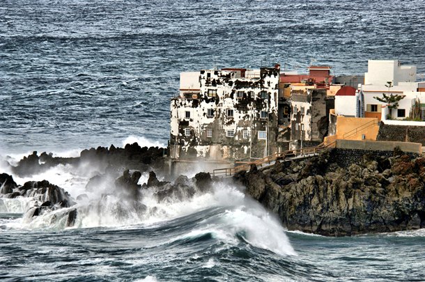 El mar rompió con fuerza en las costas de la isla. | MOISÉS PÉREZ