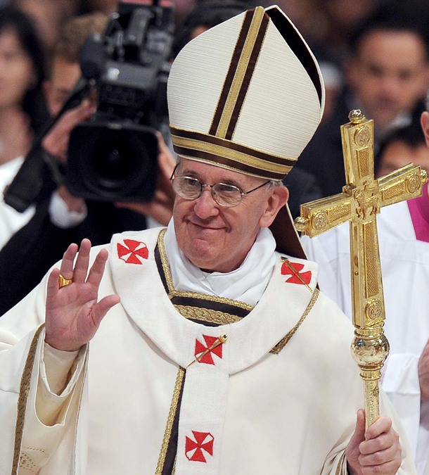 El papa Francisco oficia en la basílica de San Pedro del Vaticano la Misa Crismal, que abre el Triduo Pascual. | EFE