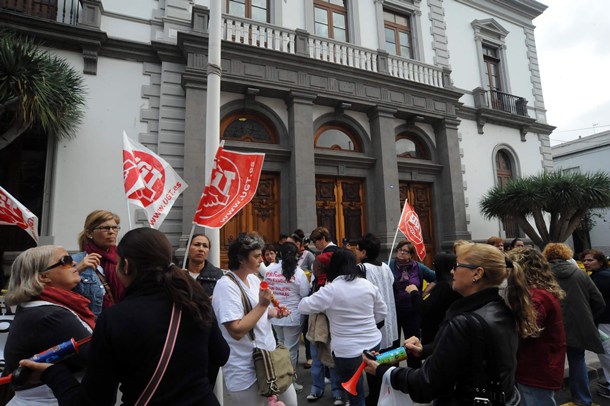 Las trabajadoras suspendieron las protestas tras el acuerdo alcanzado en el pleno de Santa Cruz. | J.G.