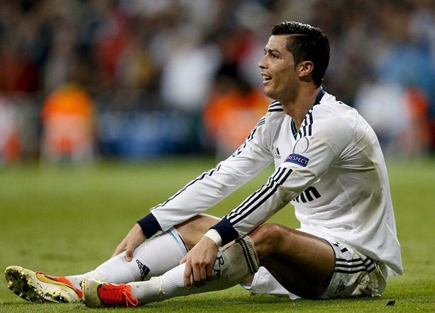 El delantero portugués del Real Madrid, Cristiano Ronaldo, se lamenta durante el partido. | EFE