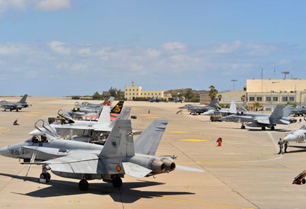 Varias aeronaves del Ejército del Aire en la plataforma de la Base Aérea de Gando. | EJÉRCITO DEL AIRE.MDE.