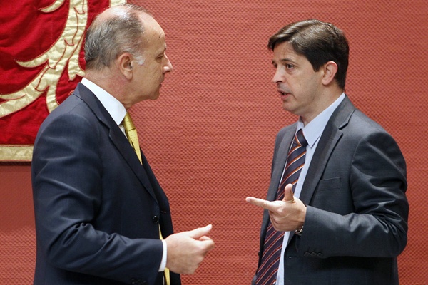 El consejero de Economía y Hacienda, Javier González Ortiz (d), con el diputado del PP Jorge Rodríguez. | EFE