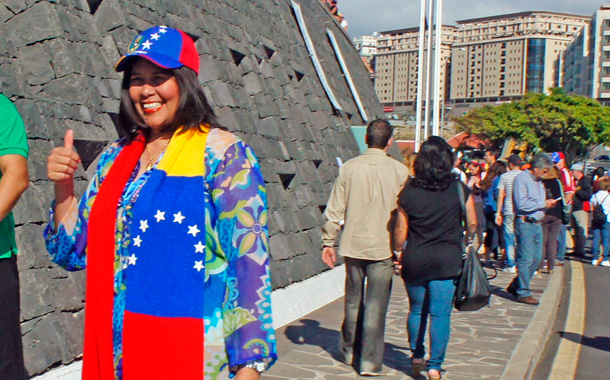Una ciudadana venezolana, ante el Auditorio de Tenerife, para votar, ayer. / JAVIER GANIVET