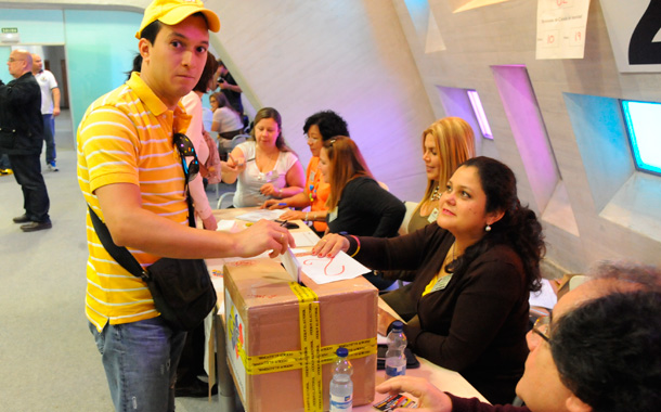 Un venezolano deposita su voto en la urna. / JAVIER GANIVET