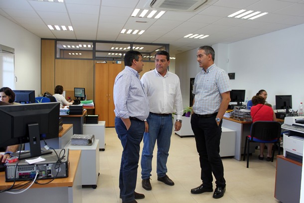 El alcalde Gumersindo García y el concejal Domingo Ramos, junto al gerente de Epelcan, Cirilo Acevedo. / DA