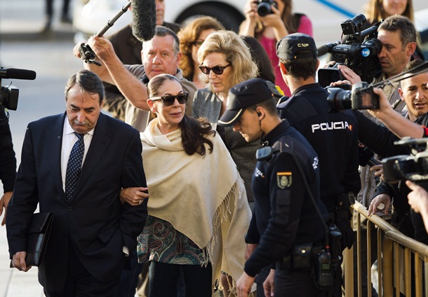 La tonadillera Isabel Pantoja, acompañada por su abogado, a su llegada a la Audiencia de Málaga para conocer la sentencia. | EFE