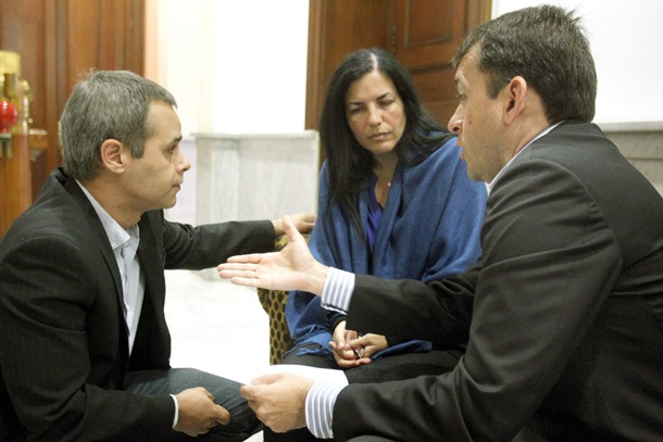 Miriam Pérez Mendoza, con el alcalde de Santa Cruz y el abogado Jairo Fernández (a la izquierda). | EFE
