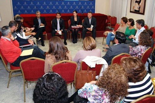Bermúdez y Álvarez durante la reunión con los 38 representantes de los colegios de Santa Cruz de Tenerife. | DA