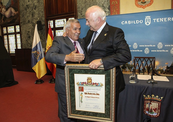 Ricardo Melchior entrega al boxeador Miguel Velázquez el título de Hijo Ilustre de la Isla de Tenerife. | EFE