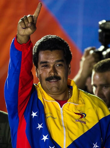 Nicolás Maduro saluda a sus seguidores tras proclamarse ganador de las elecciones. | EFE