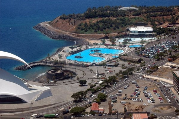 El Ayuntamiento confía en que este verano el “efecto Palmétum” consiga atraer más bañistas al Parque Marítimo César Manrique. / M. P.