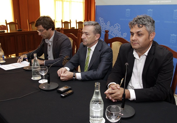 El presidente del Gobierno de Canarias, Paulino Rivero (c), y el presidente del  cabildo de Lanzarote, Pedro San Ginés (i) y el consejero de Cultura de Fuerteventura, Juan Jiménez (PSOE). | EFE