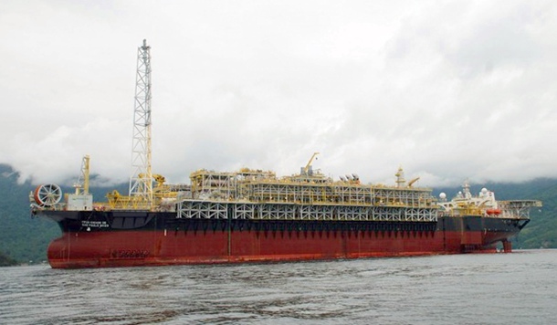 Plataforma flotante anclada en aguas de 2.140 metros de profundidad, en Brasil: como esta la usará Repsol para extraer crudo o gas en Canarias. / DA
