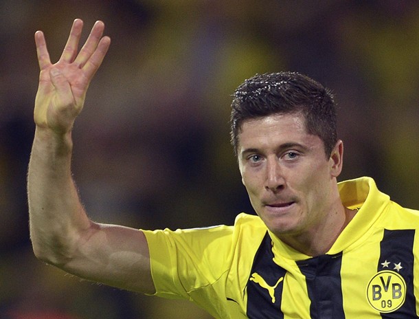 El jugador del Borussia Dortmund, Robert Lewandowski, celebra el cuarto gol anotado de penalti. | EFE
