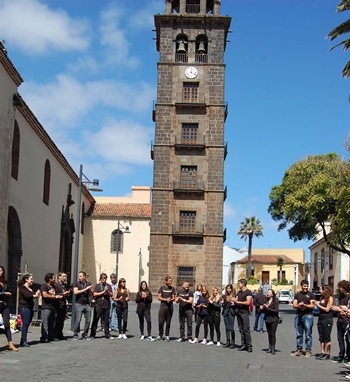 Jóvenes participantes en la candidatura lagunera, junto a la torre de la Concepción. | DA