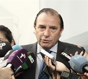 Vicente Martínez-Pujalte atiende a los medios de comunicación en el Congreso. | E.P.