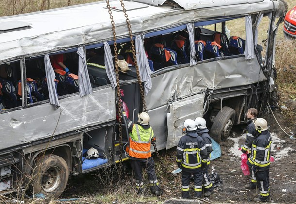 Una imagen dle accidente de autobús ocurrido cerca de Antwerp, en Ranst, Bélgica. | EFE