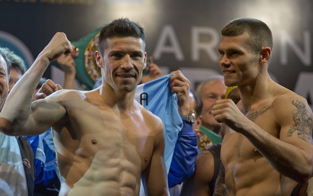 El boxeador argentino Sergio 'Maravilla' Martinez (i) y inglés Martin Murray (d) posan durante la ceremonia de pesaje en el Sheraton Hotel de Buenos Aires (Argentina). | EFE