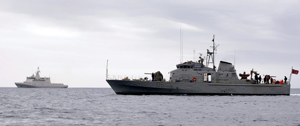 El 'Defender' (primer plano) es escoltado por el patrullero 'Tornado' al Puerto de Santa Cruz de Tenerife. | EFE