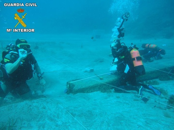 Dos buzos de la Guardia Civil durante los trabajos de recuperación de antigüedades. | DA