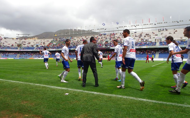 Álvaro Cervera saltó al campo de juego para celebrar junto a sus jugadores el primer gol. / DEPORPRESS