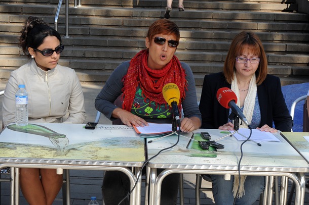 Las organizaciones presentaron un manifiesto conjunto en el reloj de flores del Parque García Sanabria. / JAVIER GANIVET