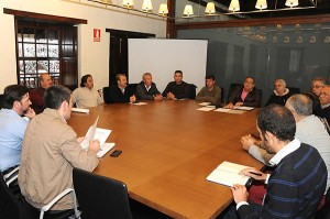Reunión de Fernando Clavijo con la coordinadora de vecinos. |  JAVIER GANIVET