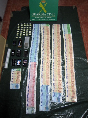 La Guardia Civil encontró 10 cápsulas con cocaína con un peso de 104 gramos y 620 euros en billetes fraccionados procedentes de transacciones anteriores. | GUARDIA CIVIL