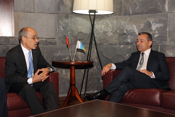 El embajador marroquí, ayer, en Tenerife, con el presidente canario. | DA