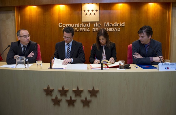Fernández-Lasquetty (2i) y Mendoza rubricaron en Madrid el acuerdo sobre cirugía cardiaca infantil. | DA