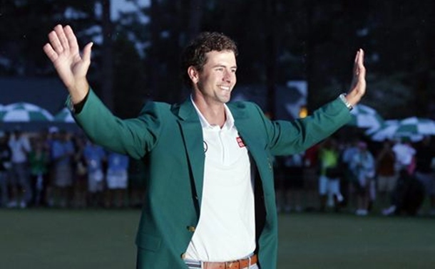 El golfista australiano Adam Scott celebra la victoria en el Masters de Augusta con la tradicional chaqueta verde. | DA