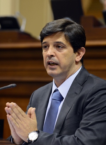 Javier González Ortiz, ayer en la sesión del Parlamento de Canarias. | SERGIO MÉNDEZ