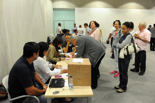 Una imagen de varias electores ejerciendo su derecho al voto en las mesas ubicadas en el Auditorio Adán Martín. | JAVIER GANIVET