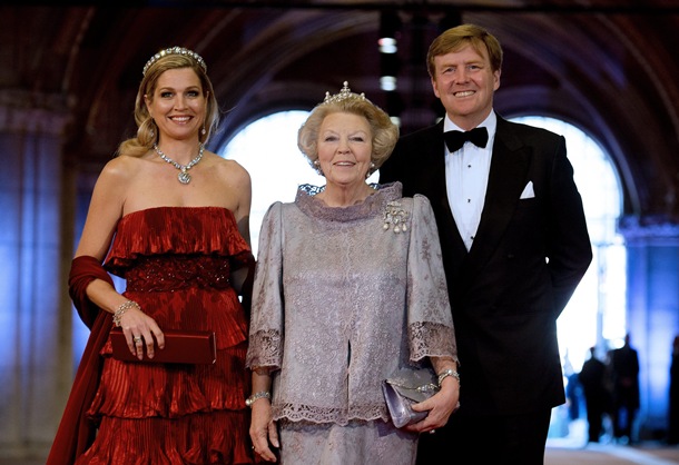 La princesa Máxima de Holanda, la reina Beatriz y el príncipe Guillermo-Alejandro llegan a la cena. / EFE