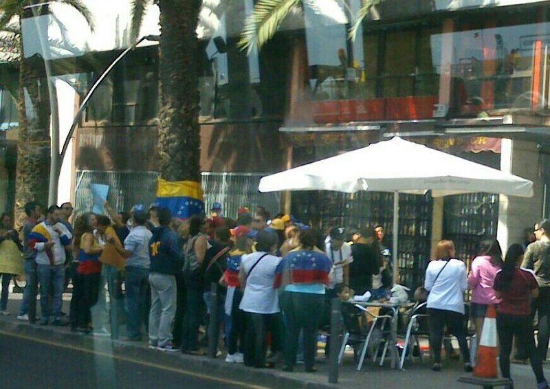 Casi cincuenta personas se han concentrado por fuera del consulado de Venezuela en Tenerife. / DA