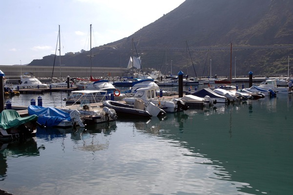 El puerto de Garachico puede ofrecer excursiones en barco a aquellas personas que quieran conocer el encanto de la costa. | MOISÉS PÉREZ